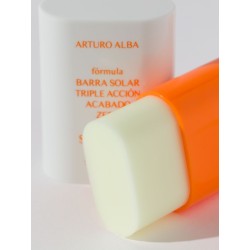 FÓRMULA BARRA SOLAR TRIPLE ACCIÓN ACABADO ZERO 50+SPF 14.4G ARTURO ALBA